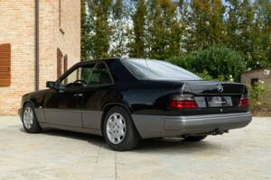 Immagine 6/48 di Mercedes-Benz 200 CE (1990)