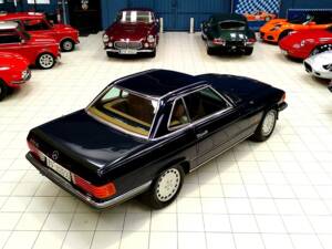 Immagine 2/52 di Mercedes-Benz 500 SL (1986)
