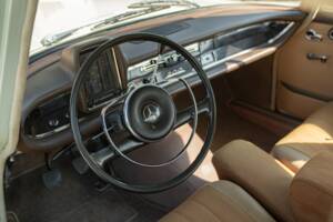 Image 39/50 of Mercedes-Benz 200 (1966)