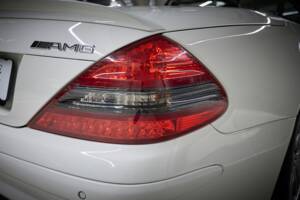 Image 32/99 de Mercedes-Benz SL 55 AMG (2005)
