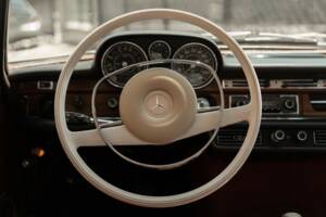 Image 17/34 of Mercedes-Benz 300 SEL 3.5 (1971)