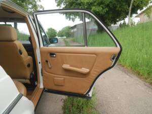 Immagine 20/50 di Mercedes-Benz 230 E (1900)