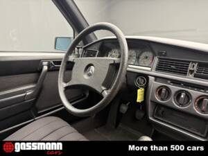 Imagen 13/15 de Mercedes-Benz 190 (1987)