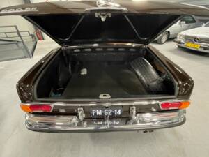 Image 18/26 de Mercedes-Benz 280 SE (1970)
