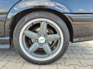 Image 12/49 of BMW 318is "Class II" (1994)