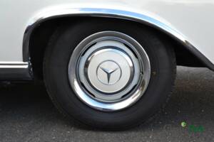 Image 44/50 of Mercedes-Benz 250 SE (1966)