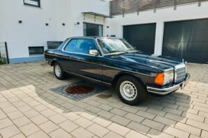 Bild 34/99 von Mercedes-Benz 230 CE (1983)