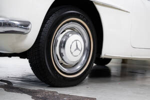 Image 28/35 of Mercedes-Benz 190 SL (1963)