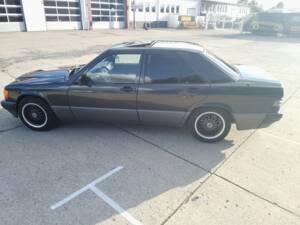 Bild 2/8 von Mercedes-Benz 190 E 1.8 (1990)