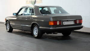 Immagine 4/31 di Mercedes-Benz 500 SEL (1987)