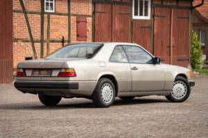 Afbeelding 12/63 van Mercedes-Benz 230 CE (1988)