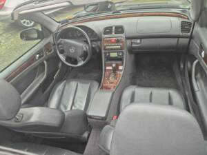 Image 2/8 of Mercedes-Benz CLK 320 (1999)