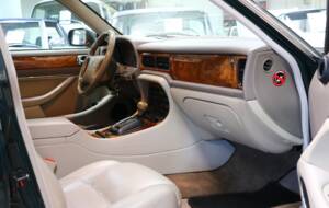 Bild 17/29 von Jaguar XJ6 3.2 Executive (1997)
