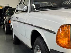 Image 4/34 of Mercedes-Benz 200 (1983)