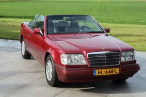Image 15/50 of Mercedes-Benz E 220 (1994)