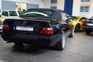 Image 33/36 of Mercedes-Benz E 320 (1995)