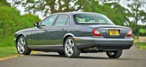 Image 16/50 of Jaguar XJ 8 4.2 (2007)