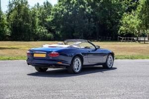 Image 22/36 of Jaguar XK8 4.0 (2001)