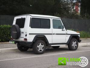 Immagine 2/10 di Mercedes-Benz 240 GD (SWB) (1985)