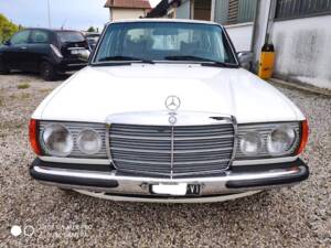 Bild 1/9 von Mercedes-Benz 200 (1978)