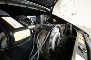 Image 33/38 of Porsche 911 Carrera 3.2 (1986)