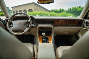 Image 32/50 of Jaguar XJ6 3.2 (1995)