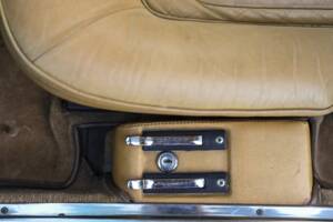 Image 23/32 of Ferrari 400 GT (1977)