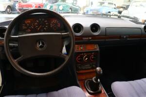 Bild 19/38 von Mercedes-Benz 230 CE (1984)