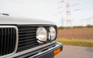 Image 21/80 of BMW 320i (1983)