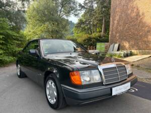 Image 23/47 of Mercedes-Benz 300 CE-24 (1992)