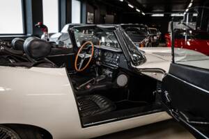Image 22/53 de Jaguar E-Type (1970)