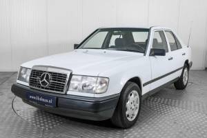 Imagen 20/50 de Mercedes-Benz 200 (1986)