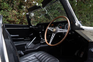 Image 8/17 of Jaguar E-Type (1969)