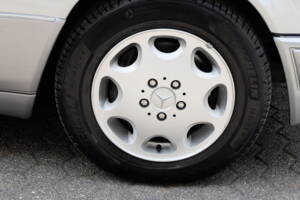 Image 43/69 of Mercedes-Benz E 320 (1994)