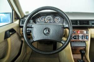 Image 8/50 of Mercedes-Benz 300 TD (1986)
