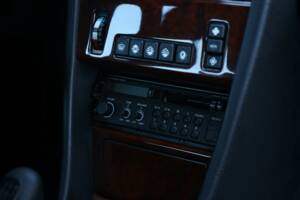 Image 32/50 of Mercedes-Benz 200 E (1992)