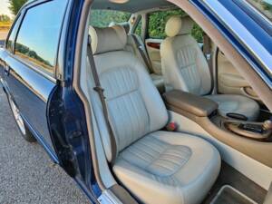Image 12/30 de Jaguar XJ 8 4.0 Executive (1998)