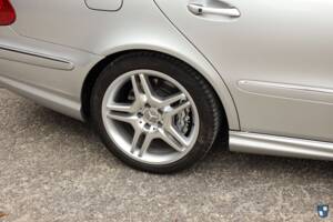 Image 29/72 of Mercedes-Benz E 55 AMG (2002)