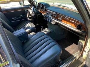 Imagen 12/50 de Mercedes-Benz 300 SEL 6.3 (1971)