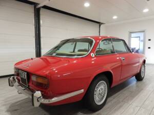 Image 4/14 of Alfa Romeo 2000 GT Veloce (1974)