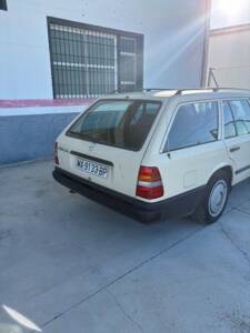 Immagine 10/14 di Mercedes-Benz 230 TE (1987)