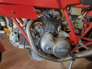 Image 4/7 de Ducati 750 SS (1973)