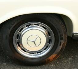 Image 24/50 of Mercedes-Benz 280 SE (1971)