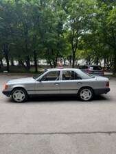 Image 24/32 of Mercedes-Benz 230 E (1987)