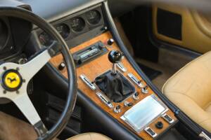 Image 14/32 of Ferrari 400 GT (1977)