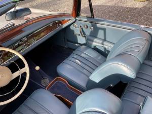 Image 13/19 of Mercedes-Benz 220 SE b (1963)
