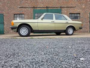 Image 3/73 of Mercedes-Benz 230 E (1985)