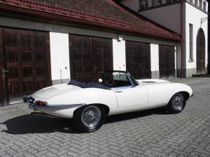 Image 2/37 of Jaguar E-Type 4.2 (1966)