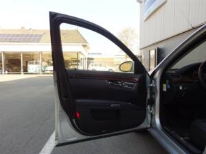 Image 28/98 of Mercedes-Benz S 500 L (2007)