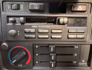 Immagine 49/75 di BMW 320i (1988)